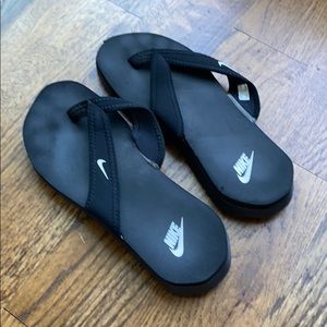 Black Nike flip flops